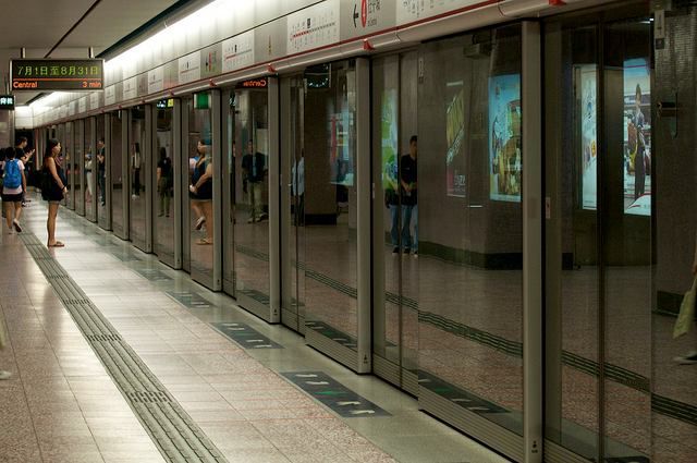 Sliding subway doors in Hong Kong